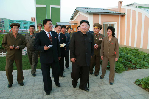 Hình ảnh được KCNA phát ngày 14.10 cho thấy cảnh ông Kim Jong-un (chống gậy) thị sát khu căn hộ mới ở Bình Nhưỡng - Ảnh: AFP/KCNA