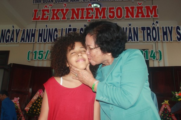 Cô bé Wendy, con gái Bí thư thứ 2 Đại sứ quán Venezuela tại Hà Nội được bà Quyên nhận là cháu