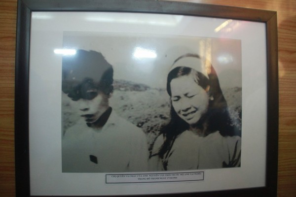 Hình ảnh bà Quyên khóc trước mộ chồng vào năm 1964