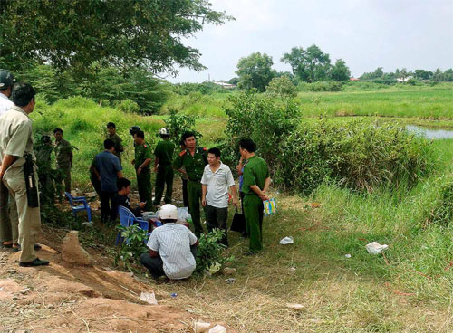 Công an khám nghiệm hiện trường nơi phát hiện thi thể em Tấn