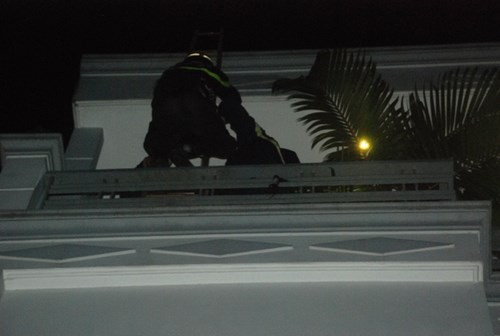 Lực lượng cứu hộ đang dùng thang dây leo lên mái ngôi nhà (số 132/7 đường TA19, phường Thới An, Quận 12) phía sau khu vực bị nổ