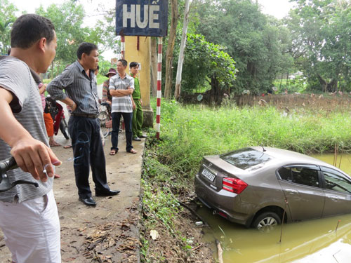 Nhiều người dân hiếu kỳ tại khu vực cầu Ông Thượng đến xem xế hộp lao xuống hồ