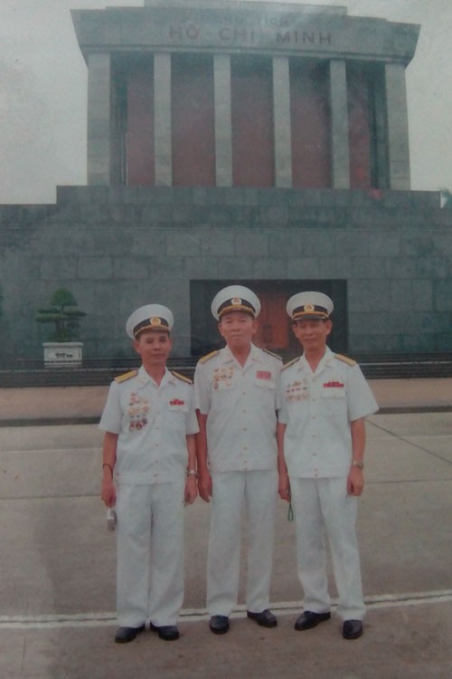 Ba thuyền trưởng đầu tiên ra giải phóng quần đảo Trường Sa sau năm 1975. Đại tá Tam ngoài cùng bên phải (Trung Hiếu chụp lại ảnh tư liệu)