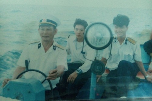 Đại tá Tam (đang cầm lái) trong một lần đi biển (Trung Hiếu chụp lại ảnh tư liệu)