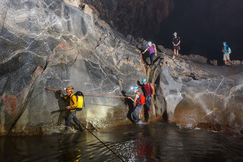Thám hiểm khám phá hang động Sơn Đoòng - Ảnh: Vườn quốc gia Phong Nha - Kẻ Bàng cung cấp