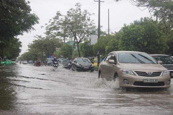 Xe cộ phải lội nước trên đường Phan Bội Châu