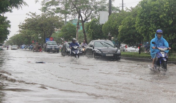 Xe cộ phải lội nước trên đường Phan Bội Châu 2
