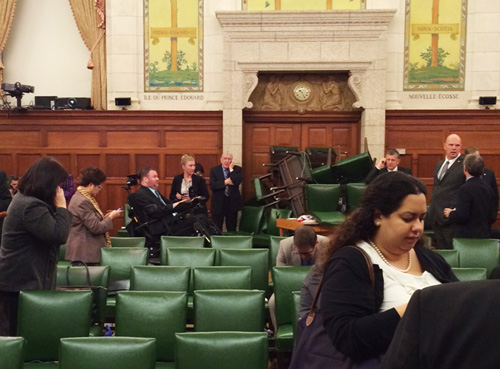 Các nghị sĩ Canada “cố thủ” trong phòng họp sau khi nghe thấy tiếng súng - Ảnh: Reuters