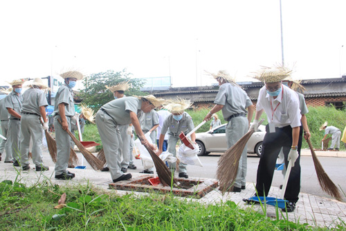Toàn thể nhân viên Công ty Ajinomoto Việt Nam và người dân xung quanh nhà máy nhiệt tình hưởng ứng chương trình "Ngày cùng nhau làm sạch trái đất" năm 2014