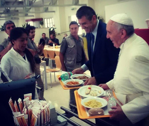 Giáo hoàng Francis xếp hàng lấy đồ ăn - Ảnh: Osservatore Romano