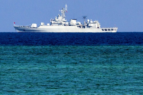 Tàu hộ về tên lửa của TQ bảo vệ việc xây dựng, củng cố đảo Gạc Ma - Ảnh: Hồng Thắng