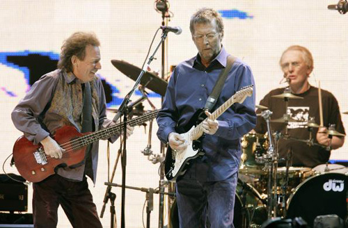 Từ trái sang: tay bass Jack Bruce, tay guitar Eric Clapton và tay trống Ginger Baker trong màn trình diễn tại New York (Mỹ) tháng 10.2005 - Ảnh: Reuters