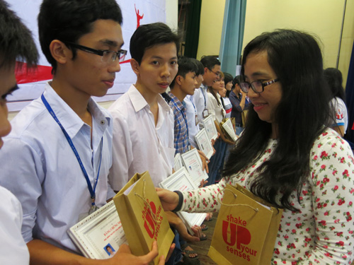 Đại diện Công ty Coca-Cola VN trao học bổng cho sinh viên