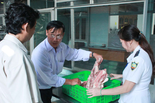 Đoàn kiểm tra liên ngành kiểm tra tại công ty Phú Thành Quốc - Ảnh: Đỗ Trường