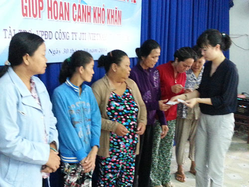 Đại diện nhà tài trợ trao tặng thẻ BHYT cho bà con ngư dân ở TP.Bạc Liêu - Ảnh: T.T.P