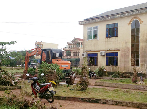 Bộ đội địa phương dọn dẹp Trung tâm y tế Đầm Hà sau khi nước rút