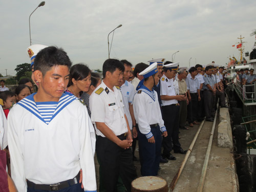 Đưa thi thể thượng úy Dương Văn Bắc hy sinh tại nhà giàn DK1 vào đất liền