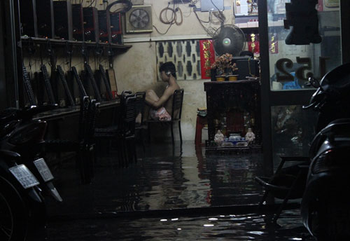 Dân Sài Gòn khốn đốn vì ngập nước