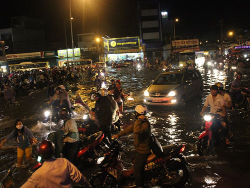 Dân Sài Gòn khốn đốn vì ngập nước