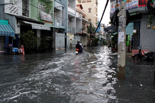 Mưa lớn, nước ngập khiến người dân 'khổ sở'