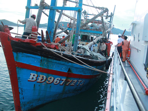 6 thuyền viên gặp nạn trên biển vào bờ an toàn 