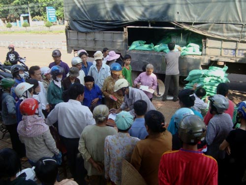 Phát gạo cho những hộ nghèo ở Bình Phước - Ảnh minh họa: Phước Hiệp