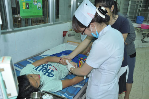 Em N. được cấp cứu tại Bệnh viên nhi đồng Đồng Nai vào đêm qua (8.10) - Ảnh: Lê Lâm