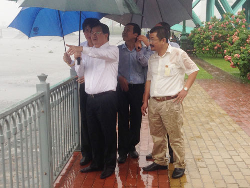 Bộ trưởng Xây dựngg dầm mưa kiểm tra dự án