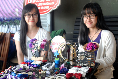 Nữ sinh Huế nô nức đi chợ hand-make 3