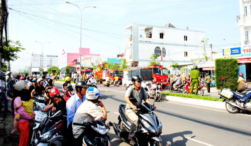 Lửa bùng phát trong ngôi nhà 3 tầng gây hoảng loạn