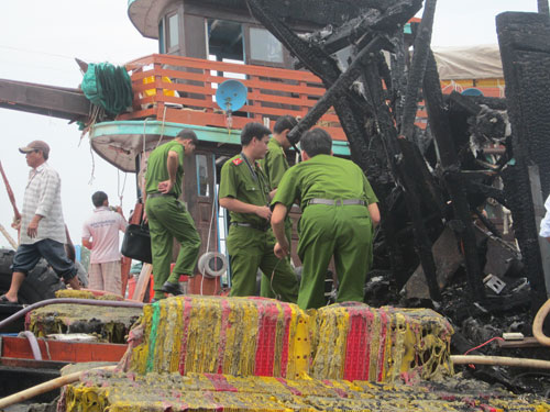 Tiền Giang: Tàu cá đang neo đậu bổng dưng phát cháy