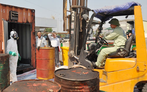 Chuyển 7.000 lit dầu chứa PCB nguy hiểm bên bờ Vịnh Hạ Long về Kiên Giang