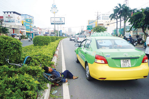 Công nhân cây xanh bị taxi tông chết