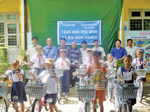 Tặng quà cho người nghèo