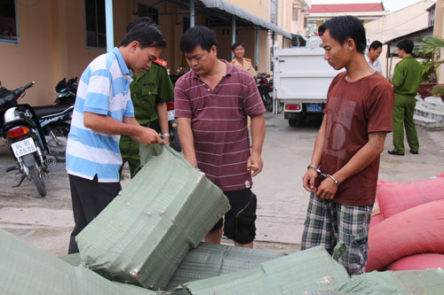 Công an Vĩnh Long: Bắt hàng chục ngàn gói thuốc lá lậu