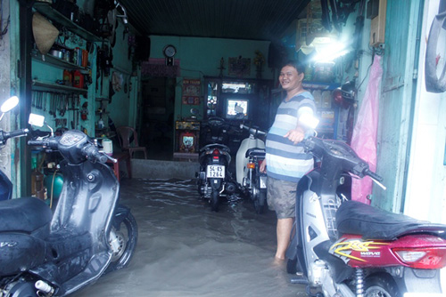 TP.HCM: Đường biến thành sông, kẹt xe hàng giờ sau cơn mưa lớn