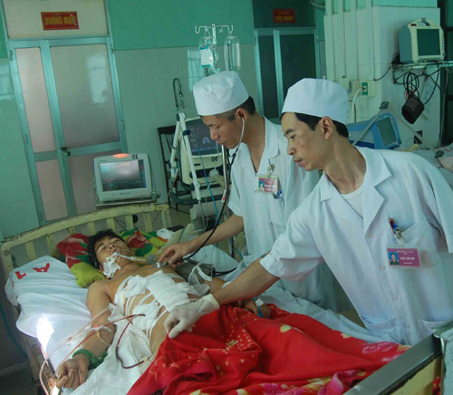 Nguyễn Văn Quân đang cấp cứu tại Viện Quân y 211
