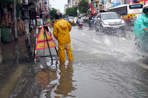 Dù đã được cải thiện, nhưng khu vực nội thành Hà Nội vẫn rơi vào ngập úng khi mưa lớn cục bộ kéo dài - ảnh chụp trên phố Tây Sơn 