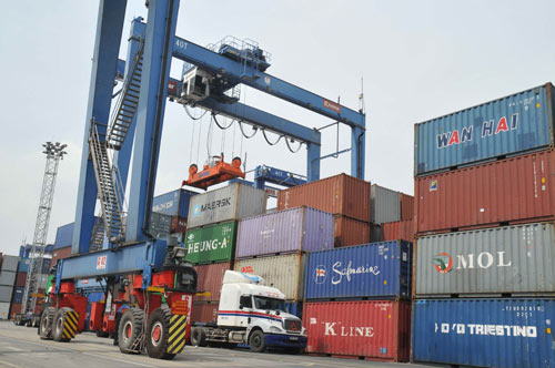 Hoạt động xuất nhập khẩu hàng hóa tại cảng Cát Lái, TP.HCM - Ảnh Diệp Đức Minh