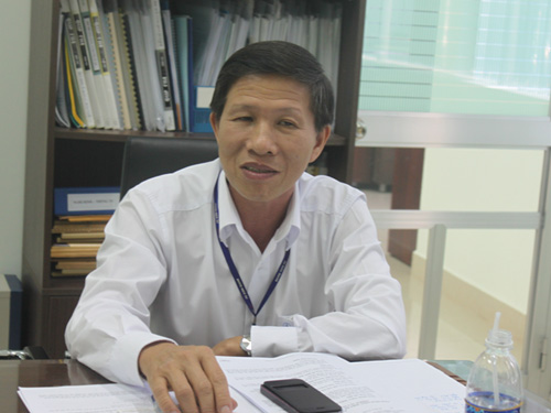 Ông Phạm Thành Tuấn – Phó giám đốc Công ty Điện lực Kiên Giang trao đổi với phóng viên