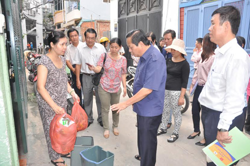 Phó chủ tịch UBND TP.HCM Nguyễn Hữu Tín (áo xanh) động viên người dân tham gia xây dựng khu phố không rác vào chiều 29.10