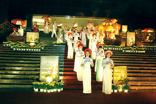Hơn 120 nghệ nhân tài hoa nhất của XQ đã hội tụ trong đêm diễn để phục vụ người dân Hạ Long
