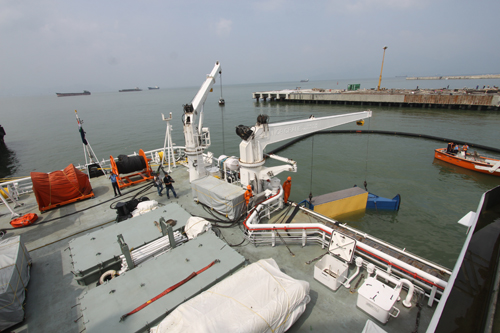Tàu Ấn Độ diễn tập xử lý tràn dầu tại Đà Nẵng - Ảnh: Nguyễn Tú