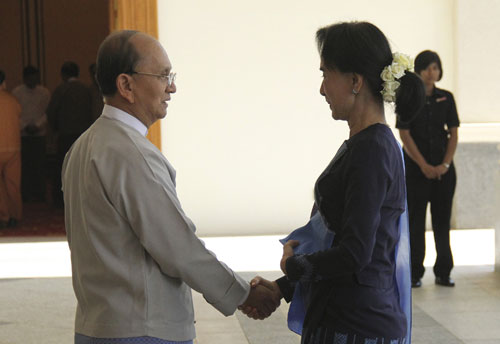 Tổng thống Thein Sein bắt tay nghị sĩ Aung San Suu Kyi trước khi vào phòng họp - Ảnh: Reuters