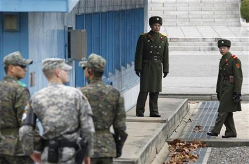 Binh sĩ Triều Tiên và Mỹ tại khu phi quân sự liên Triều - Ảnh: Reuters
