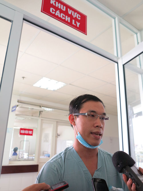 Bác sĩ Nguyễn Hoàng Nam, sau khi điều trị cho bệnh nhân C. 2 ngày tại khu vực cách ly đã nhẹ nhõm với thông tin bệnh nhân C. âm tính với vi rút Ebola