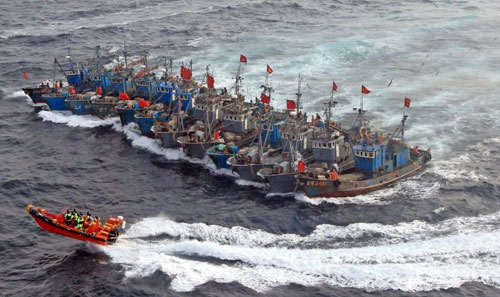 Tàu cá Trung Quốc bị lực lượng tuần duyên Hàn Quốc truy đuổi - Ảnh: AFP