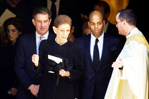 Bà Annette de la Renta, vợ của nhà thiết kế và con trai Moises de la Renta (phải) tại lễ tang