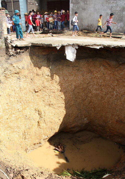 “Hố tử thần” được tạo ra do lớp đất bề mặt tụt xuống hang ngầm caster trong lòng đất 2
