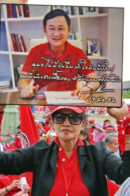 ông Thaksin được người áo đỏ ủng hộ. Ảnh: Minh Quang